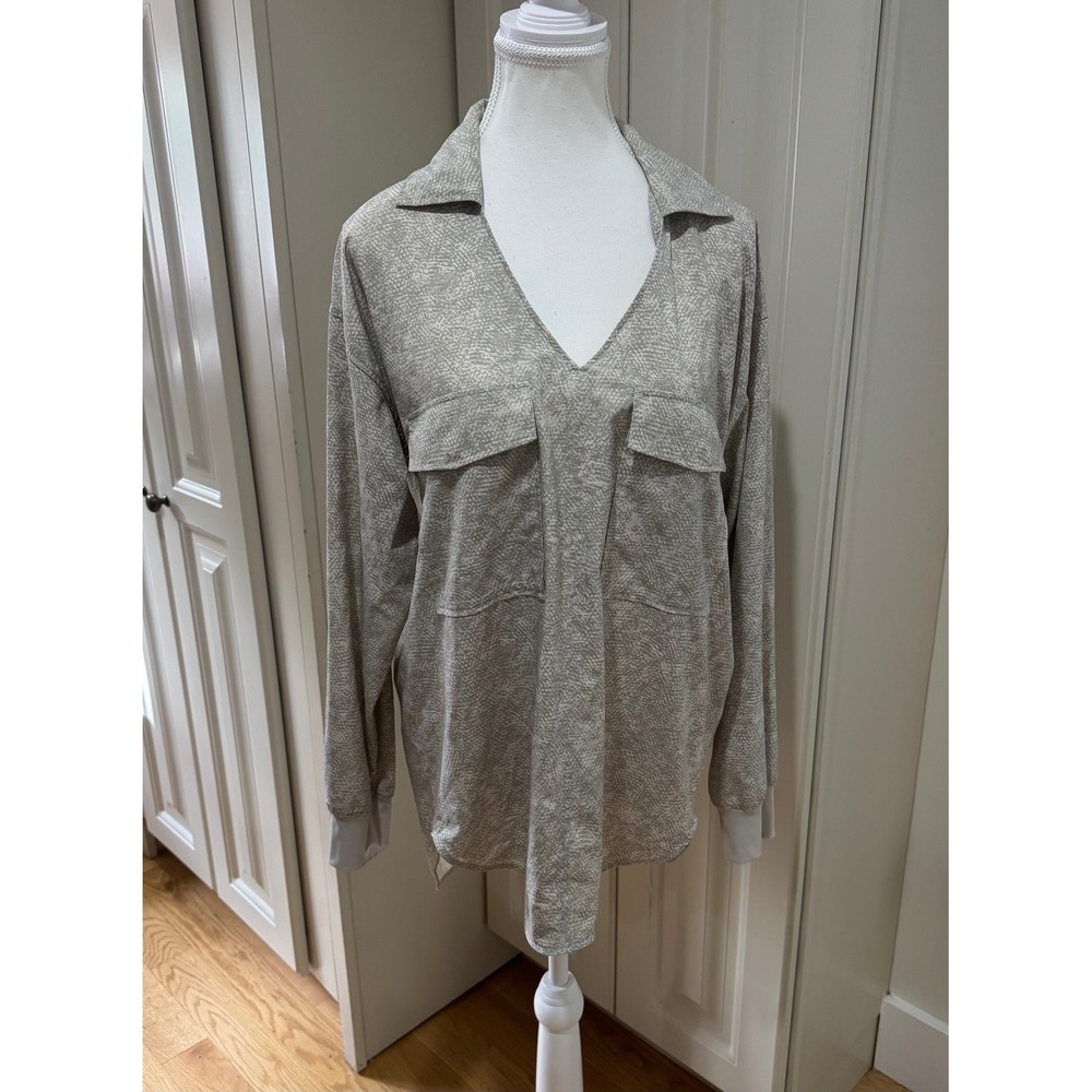 Athleta‎ Top Shirt Medium Gray Snakeskin Print Collared Long Sleeve Pullover EUC